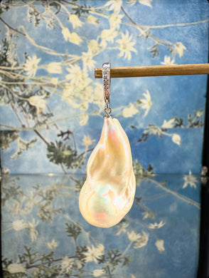 Cream Baroque Pearl pendant