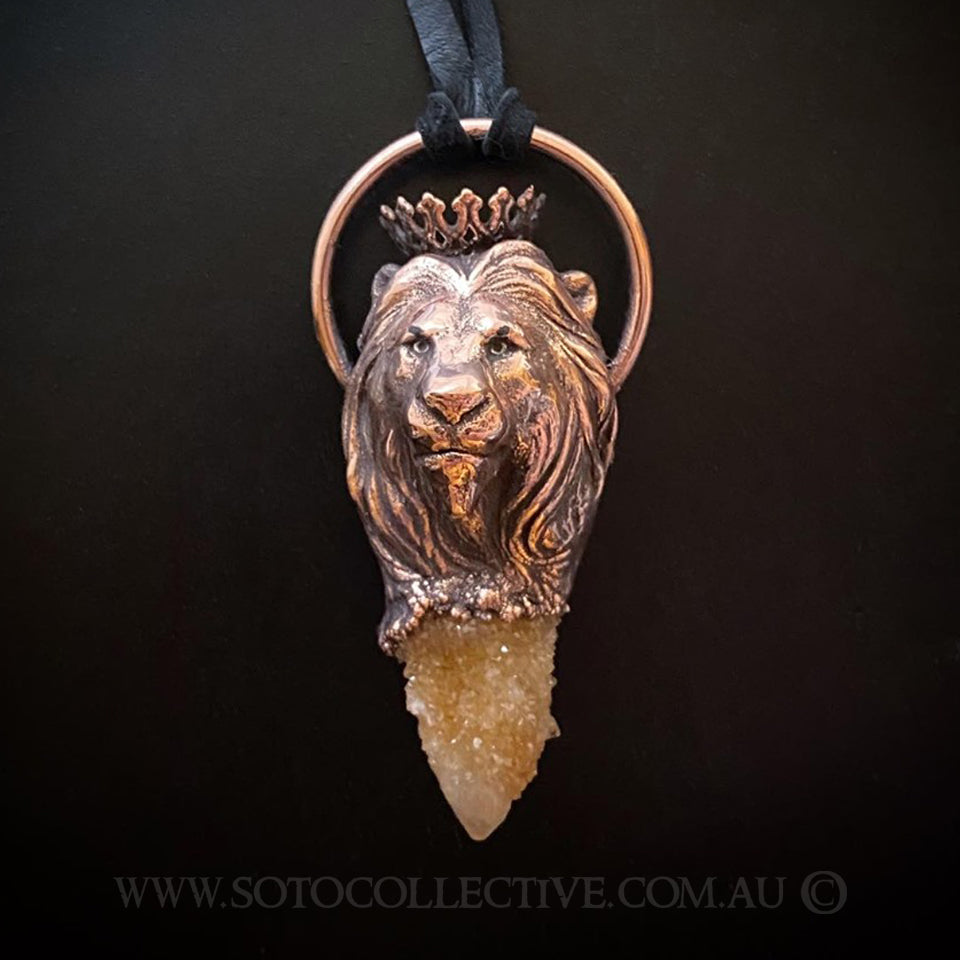 Quartz hot Crowned Lion Head